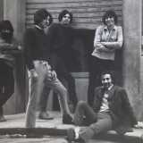 E, nonostante siano passati sessant�anni, sono ancora oggi attivi i Flowers, fondati nel 1966...